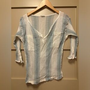 CLUB MONACO Cotton Sheer Top Button Loop Light Blue White Farmhouse Stripes 3/4